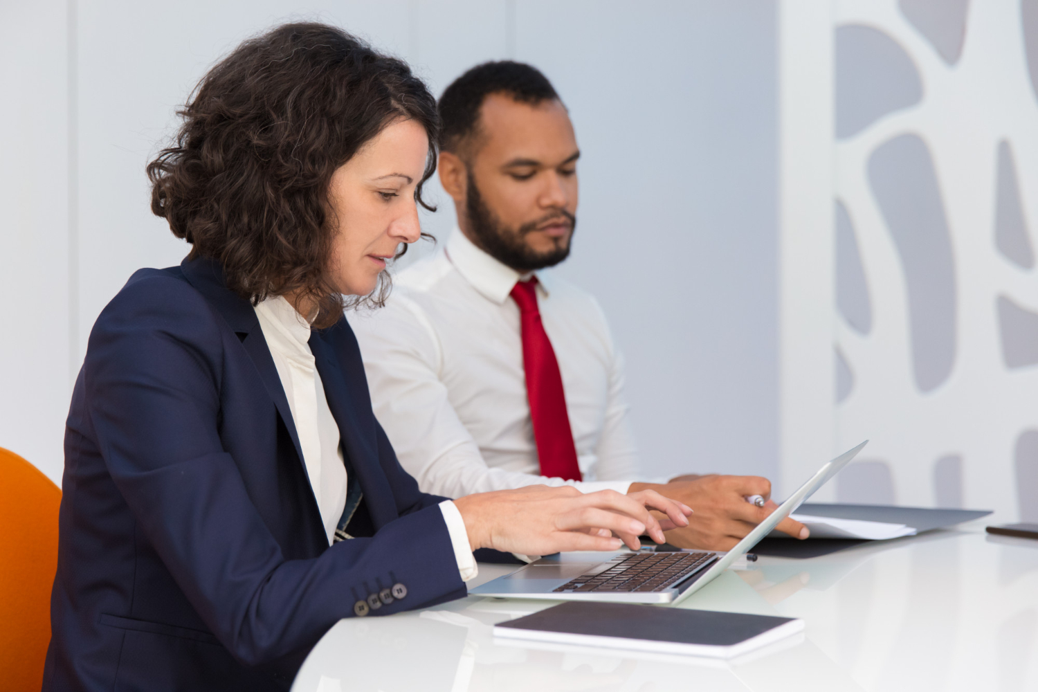 Mujer en reunion | Capitel Consulting